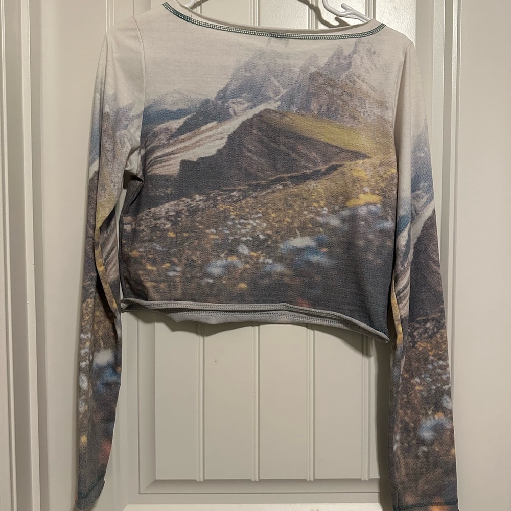 BDG Urban Outfitters EUC ,M, SLASH NECK LANDSCAPE CROP TEE